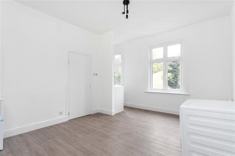 Studio to rent, Caledonian Road, London, N7