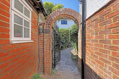5 bedroom country house to rent, Winter Hill, Cookham Dean, SL6