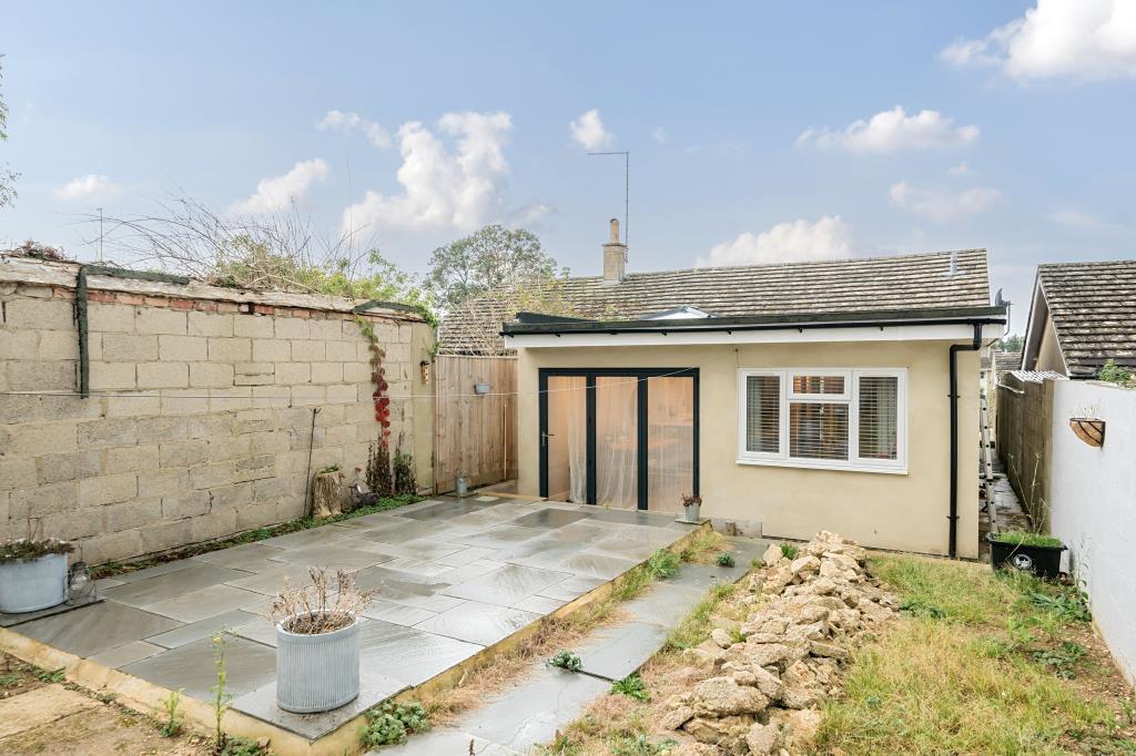Charlbury, Oxfordshire, OX7 2 bed semidetached bungalow for sale £