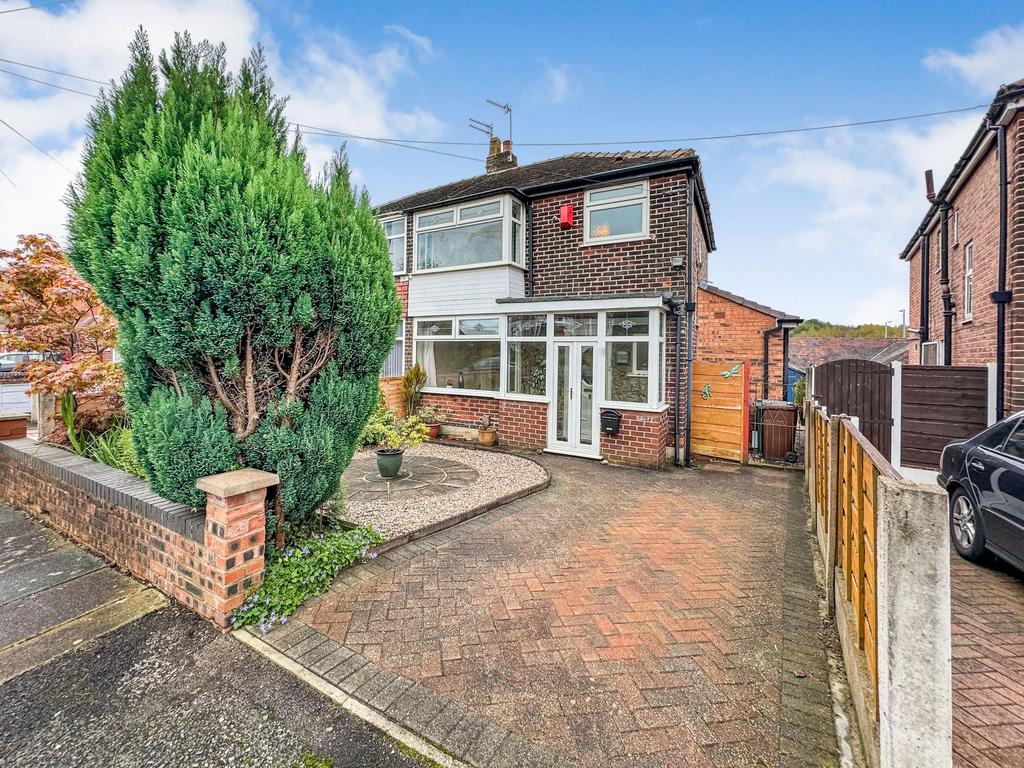 Edgeware Avenue, Prestwich, M25 3 bed semidetached house for sale £