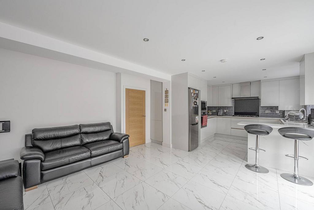 Hatton Avenue, Slough, SL2 4 bed semidetached house £550,000