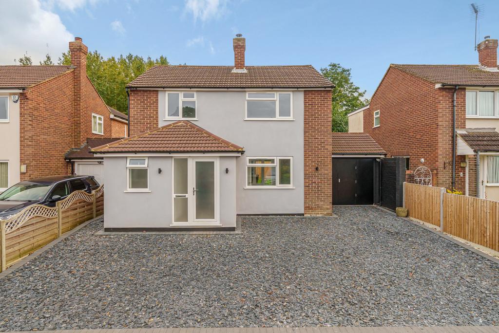Chaworth Road, Ottershaw, KT16 4 bed detached house for sale £725,000