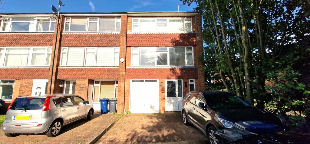 3 Bedroom End of Terraced Town House
