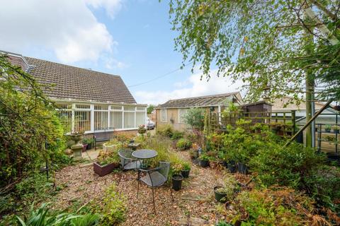 2 bedroom semi-detached bungalow for sale - Carterton,  Oxfordshire,  OX18