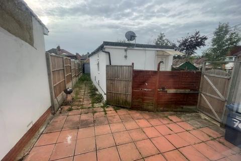 70 Riverdene, Edgware, HA8 9TD