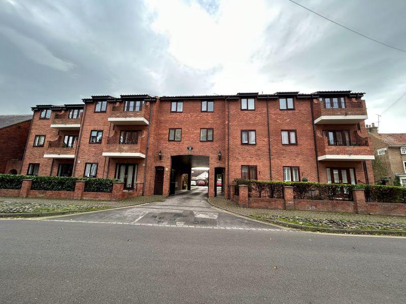 West Street, Yarm, TS15 9SQ 2 bed apartment £850 pcm (£196 pw)