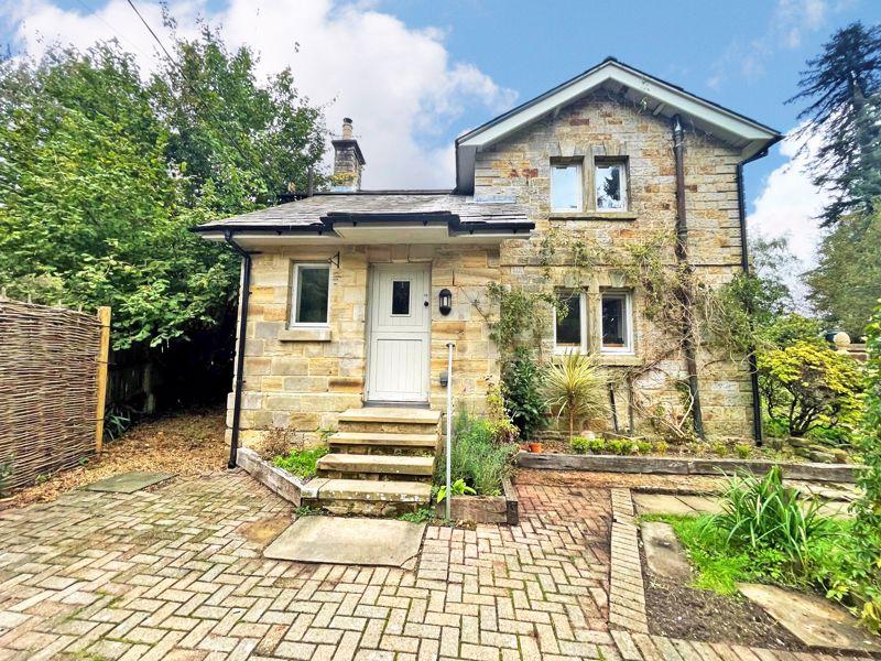 Brighton Road, Lower Beeding 3 bed character property £1,850 pcm (£