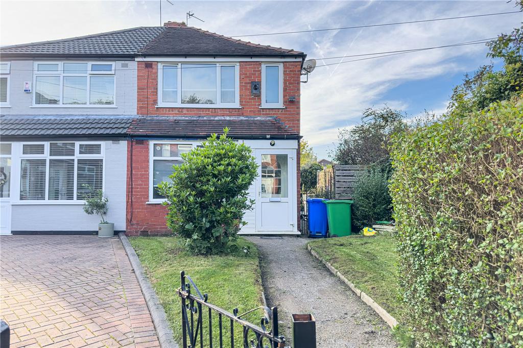Neilston Avenue, Moston, Manchester, M40 2 bed semidetached house for