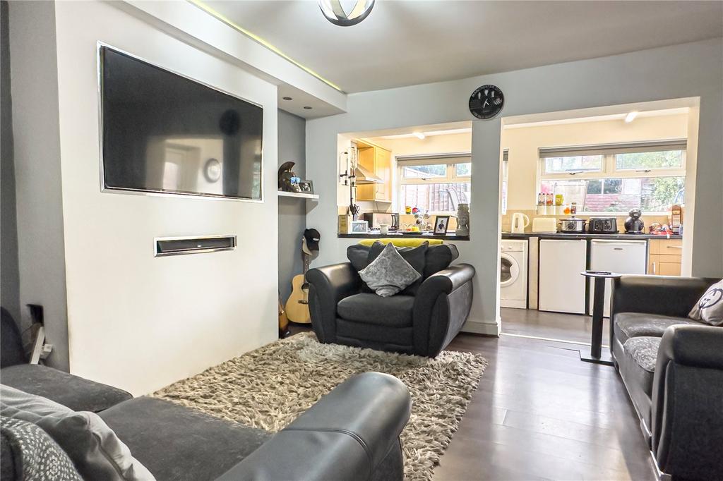 Neilston Avenue, Moston, Manchester, M40 2 bed semidetached house for