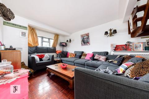 3 bedroom semi-detached house for sale - Osidge Lane, Southgate, London, N14