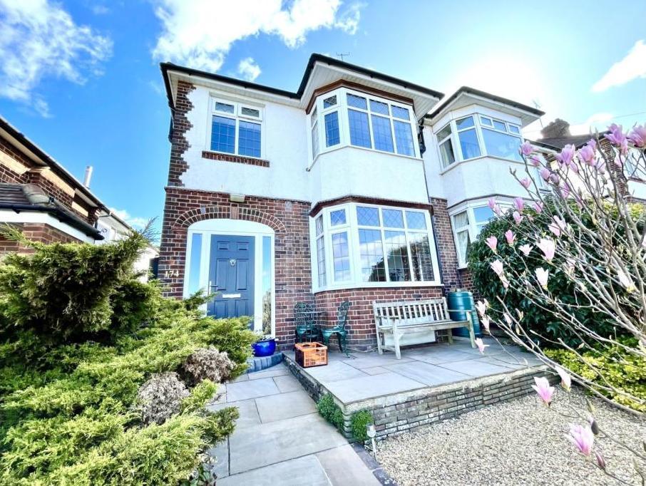 Stockingstone Road, Round Green, Luton, Bedfordshire, LU2 7NJ 3 bed