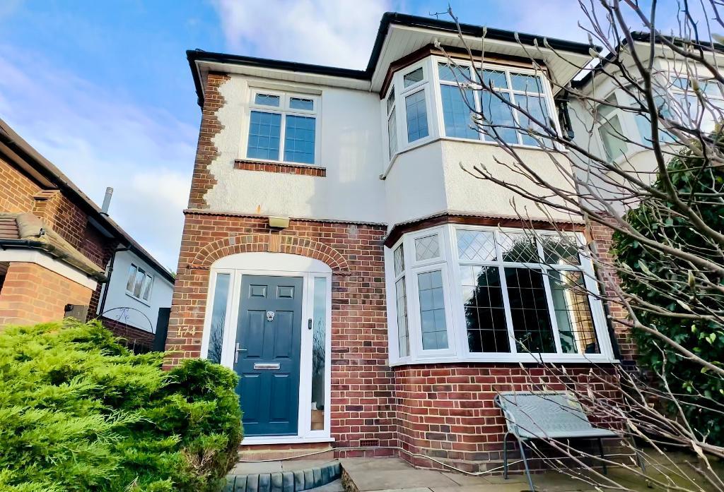Stockingstone Road, Round Green, Luton, Bedfordshire, LU2 7NJ 3 bed