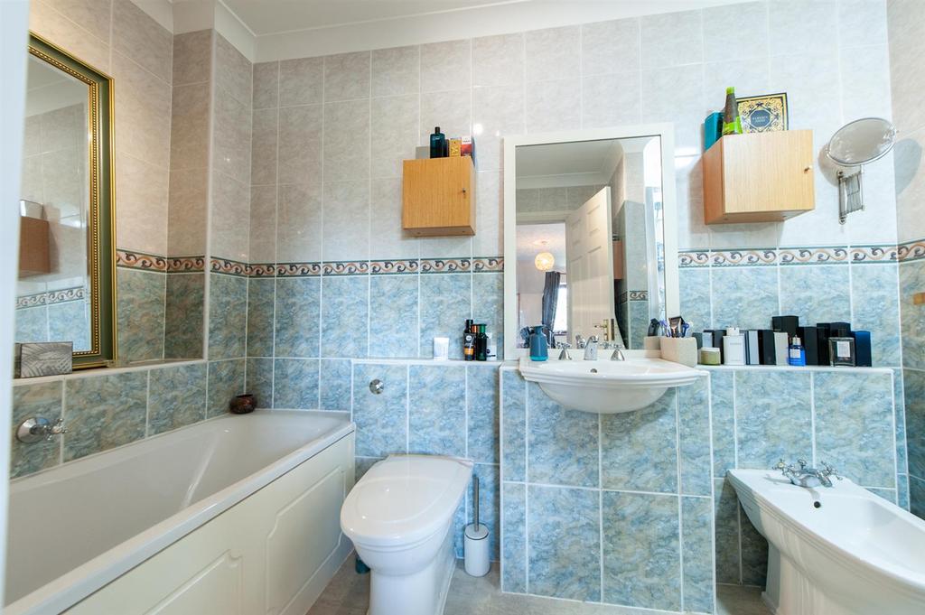 Principal En-suite.jpg