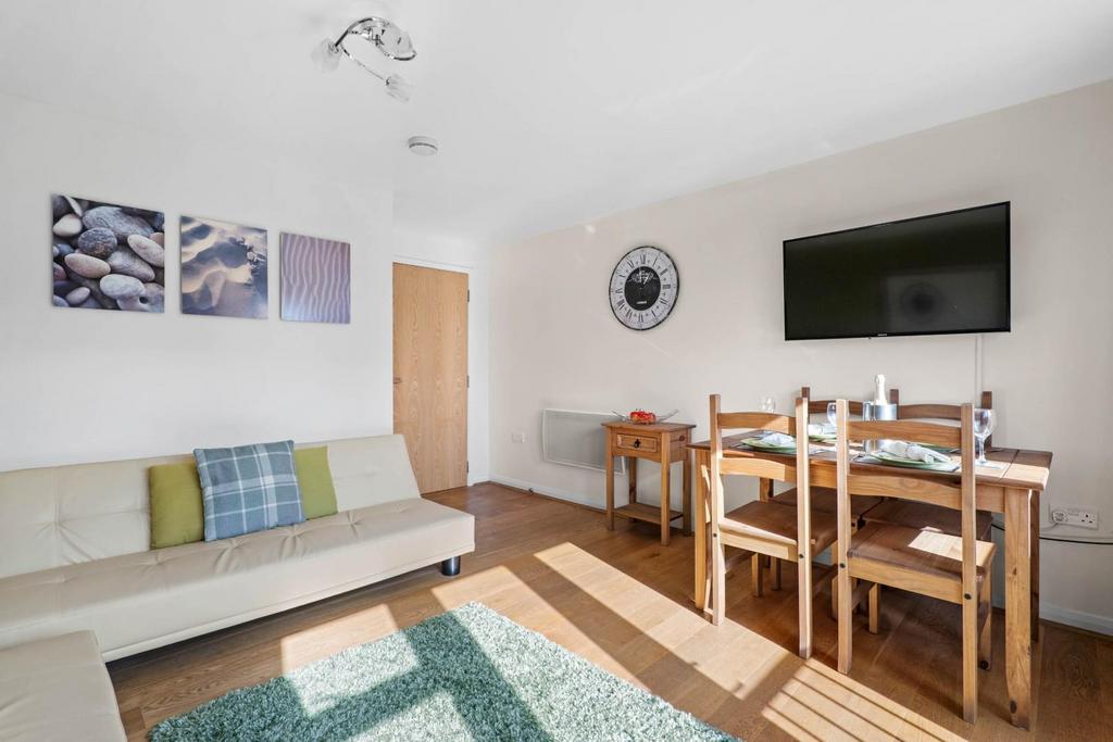 Gloucester Close, Redditch 2 bed apartment for sale £145,000