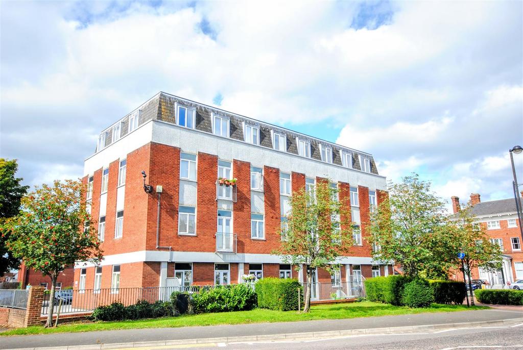 Sovereign House, Leighton Buzzard... 2 bed apartment £225,000