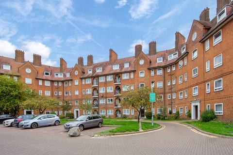 3 bedroom flat for sale, South End Close, Hampstead NW3