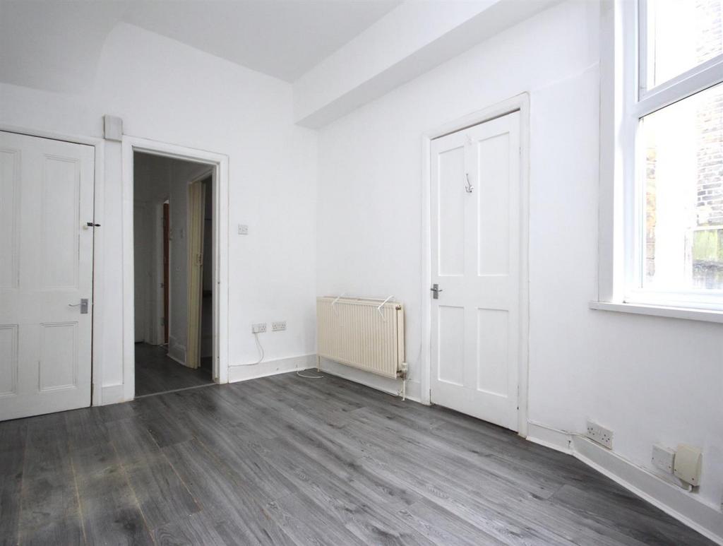 Lea Hall Road, Leyton 2 bed flat £1,550 pcm (£358 pw)