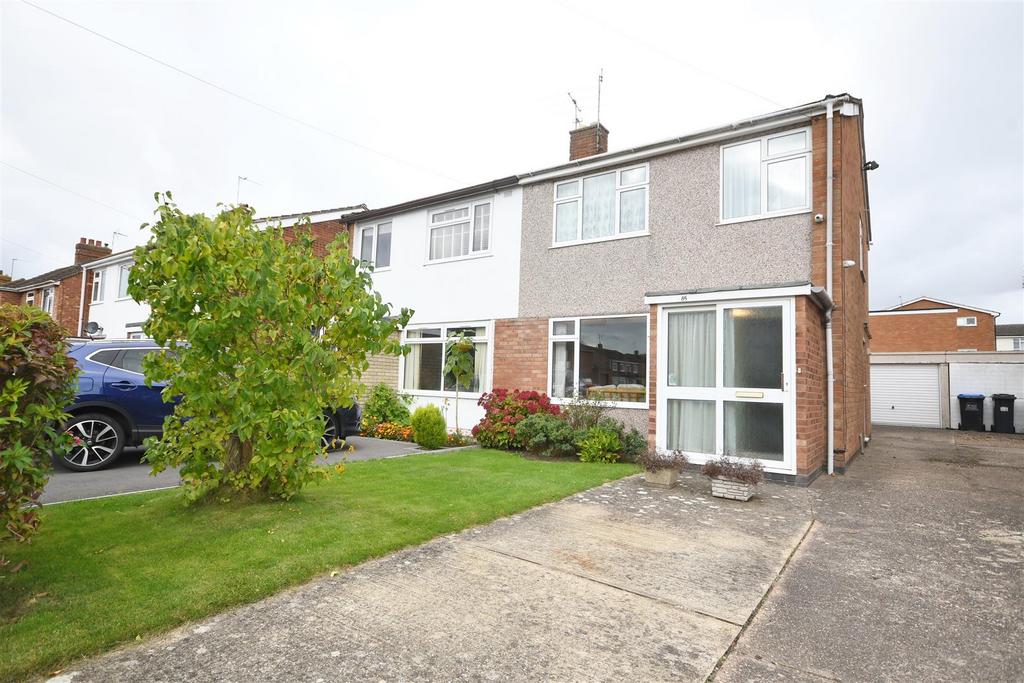 Moorhill Road, Whitnash, Leamington Spa 3 bed semidetached house for