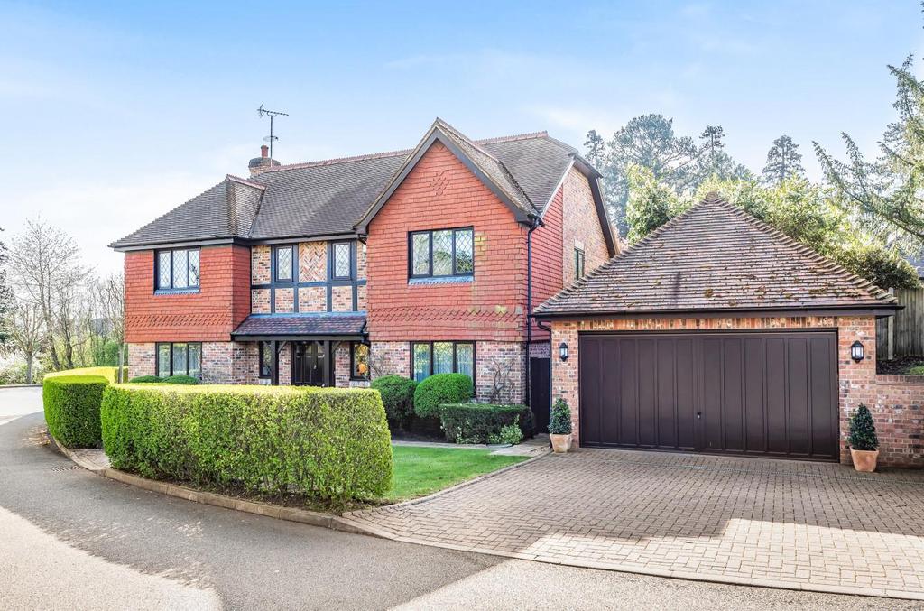 Woodgate Avenue, Hertfordshire EN6 5 bed detached house £1,375,000