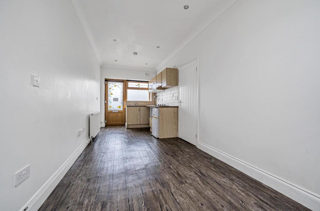 Gregory Avenue, Potters Bar EN6 1 bed apartment £1,250 pcm (£288 pw)