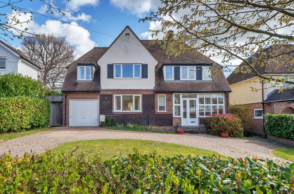Pine Grove, Brookmans Park AL9 4 bed detached house £1,275,000