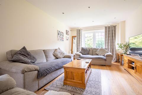 2a Glen Close, Polegate, BN26 5PG