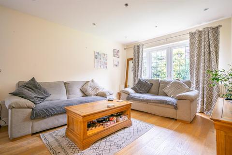2a Glen Close, Polegate, BN26 5PG