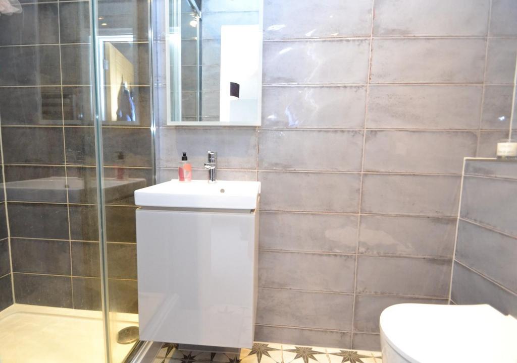 Ensuite.JPG