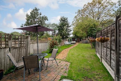 28 Meadow Walk, Epsom, KT17 2EB
