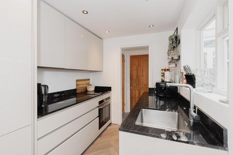 28 Meadow Walk, Epsom, KT17 2EB