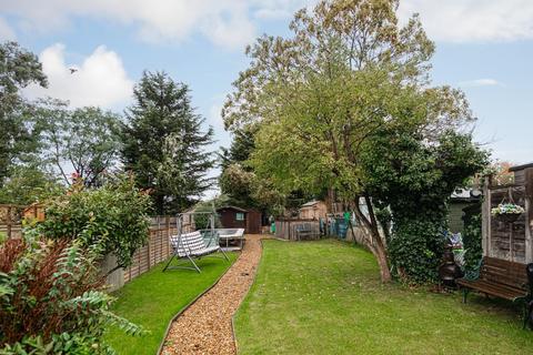 28 Meadow Walk, Epsom, KT17 2EB