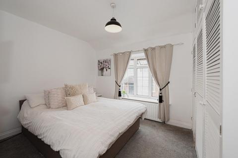 28 Meadow Walk, Epsom, KT17 2EB