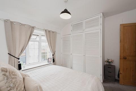 28 Meadow Walk, Epsom, KT17 2EB