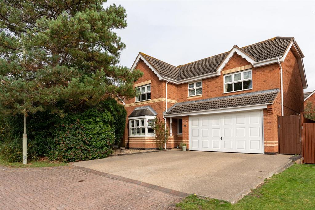 Peregrine Close, Quedgeley, Gloucester 4 bed detached house for sale