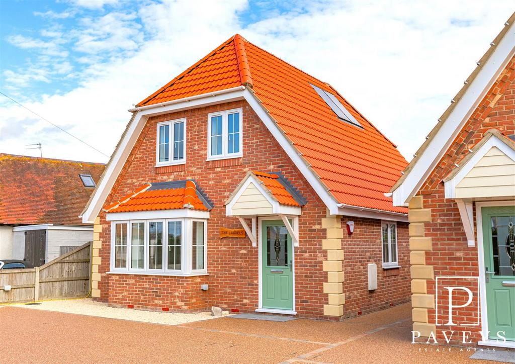 Main Road, Great Holland, FrintonOnSea 3 bed chalet for sale £400,000