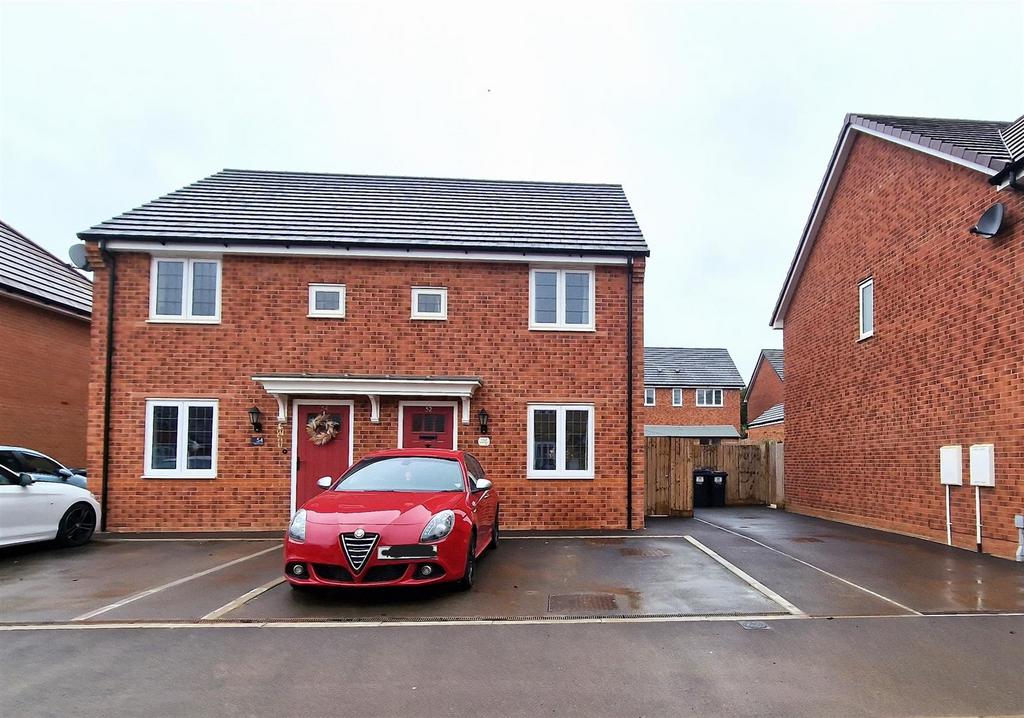 Deere Avenue, Chippenham 2 bed semidetached house £110,000