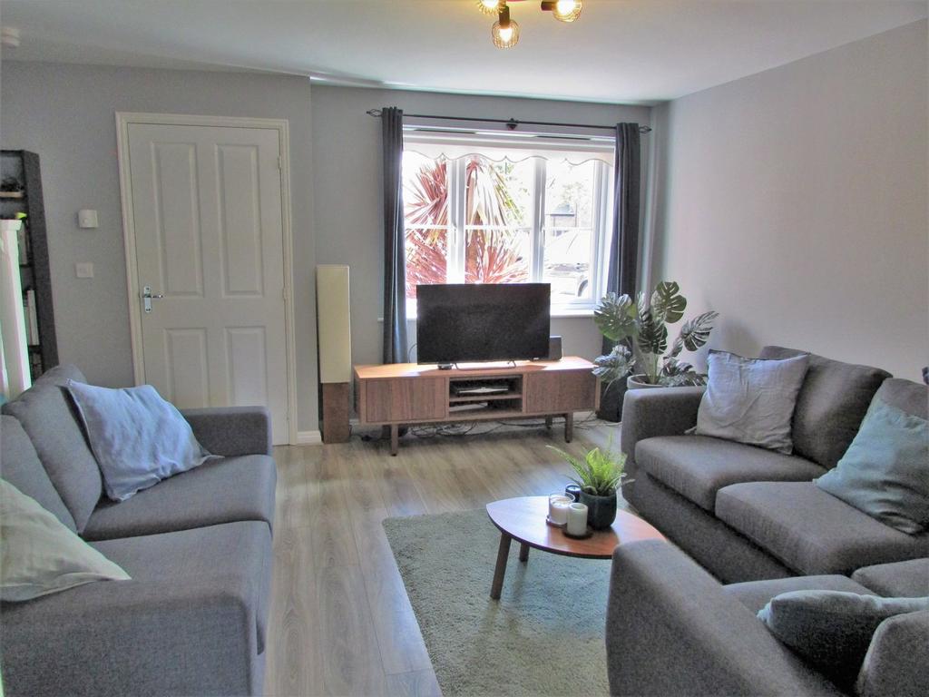Shackleton Avenue, Widnes, WA8 3 bed semidetached house for sale £