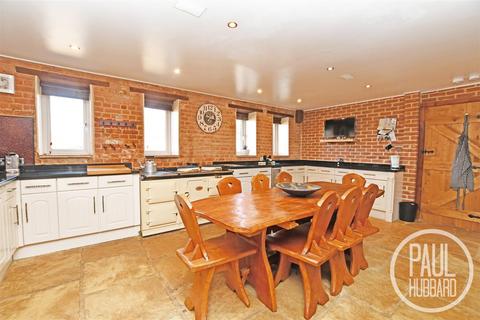 4 bedroom barn conversion for sale - Hobland Road, Bradwell, NR31