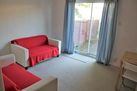 4 bedroom terraced house to rent - Chapel Fold, Hyde Park, Leeds, LS6 3RG