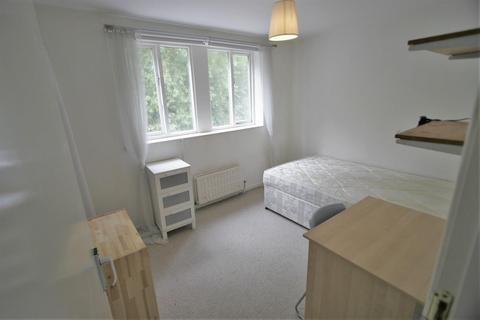 4 bedroom terraced house to rent - Chapel Fold, Hyde Park, Leeds, LS6 3RG