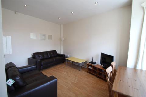 4 bedroom terraced house to rent, Beechwood Terrace, Burley, Leeds, LS4 2NG