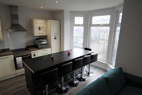 6 bedroom terraced house to rent - Edwin Road, Hyde Park, Leeds, LS6 1ML