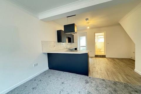 3 bedroom terraced house to rent, Castle Street, Abertillery. NP13 1DW.