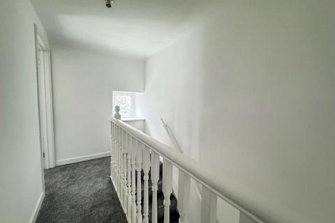 3 bedroom terraced house to rent, Castle Street, Abertillery. NP13 1DW.