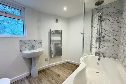 3 bedroom terraced house to rent, Castle Street, Abertillery. NP13 1DW.