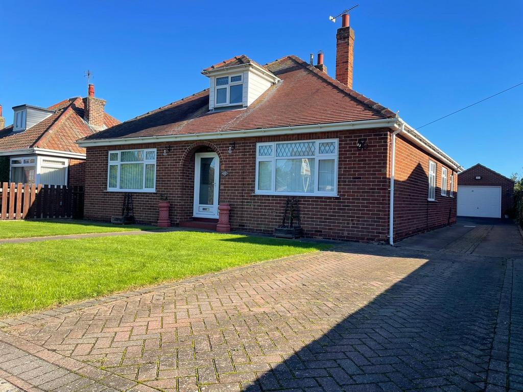Hollym Road, Withernsea, East Yorkshire, HU19 5 bed detached bungalow