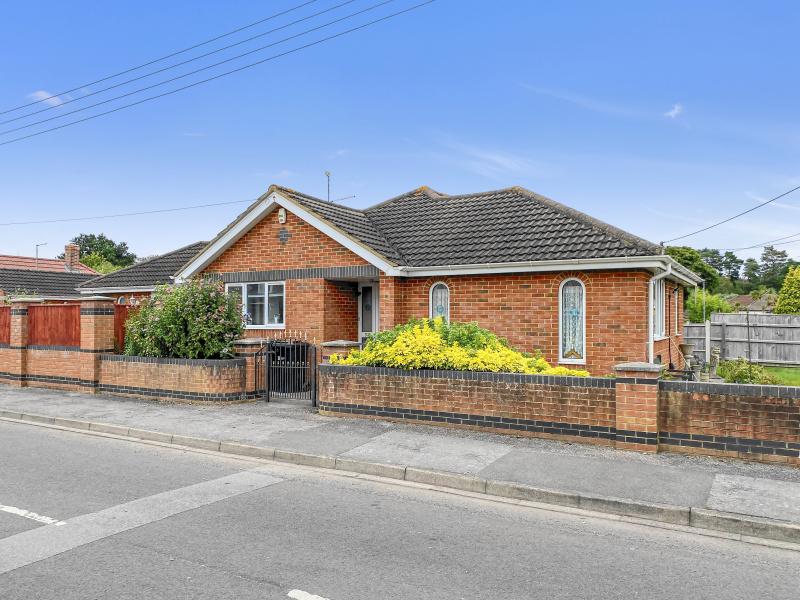 West Moors Ferndown BH22 0DT 3 bed bungalow for sale £425,000
