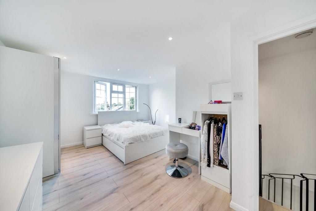College Gardens, Upper Tooting 2 bed end of terrace house for sale £