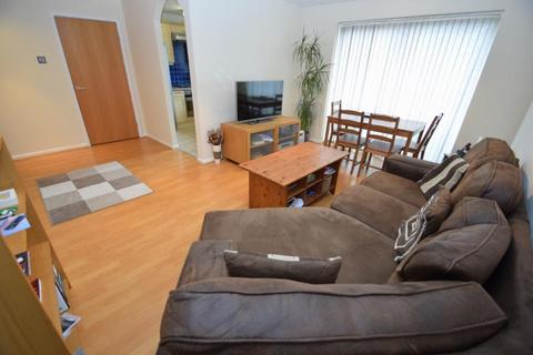 3 bedroom flat to rent, Mallow Street, Hulme, Manchester. M15 5GD