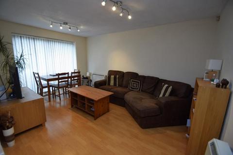 3 bedroom flat to rent, Mallow Street, Hulme, Manchester. M15 5GD